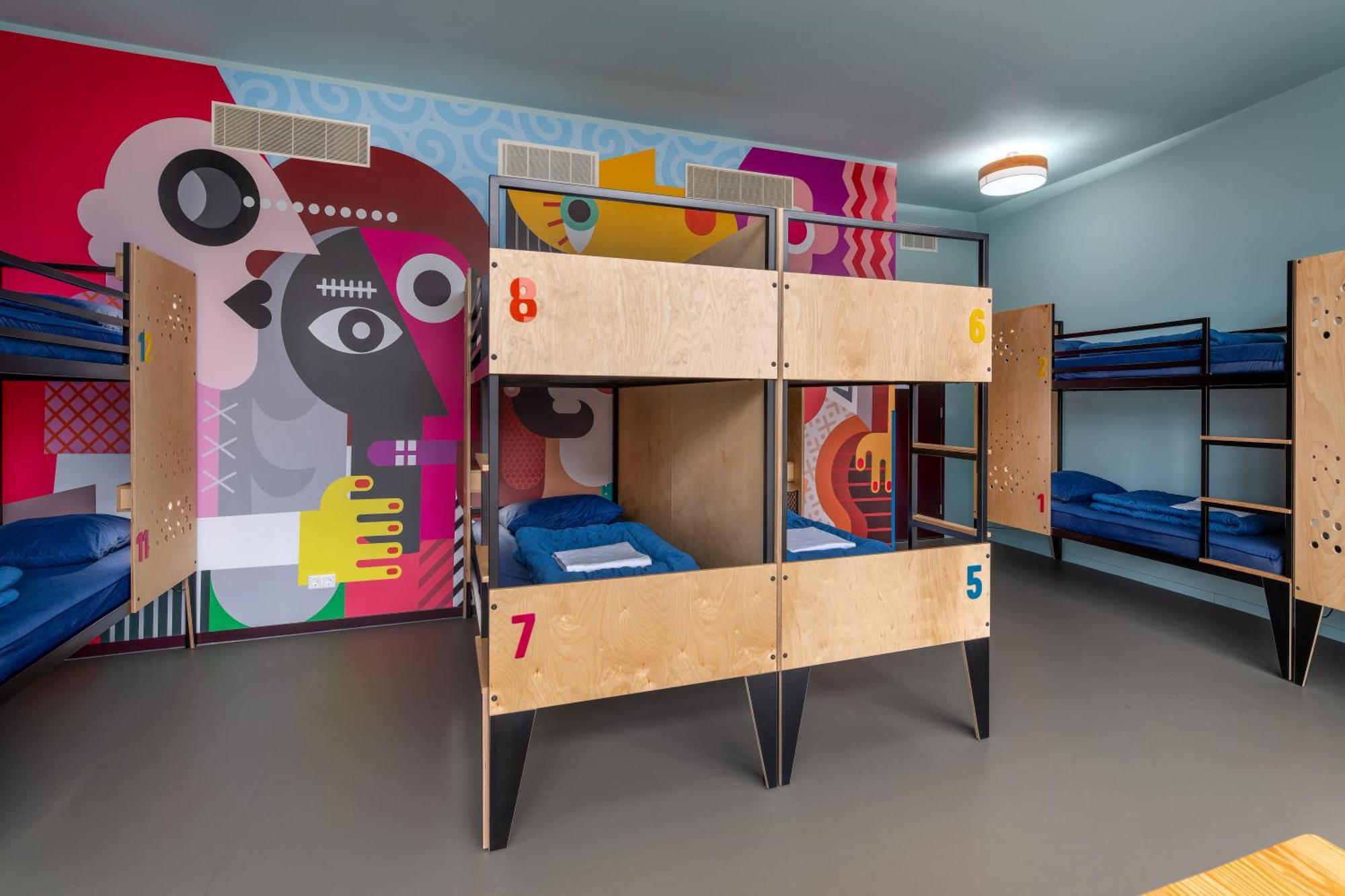 Bed in Gemengde Kamer met 10+ Bedden